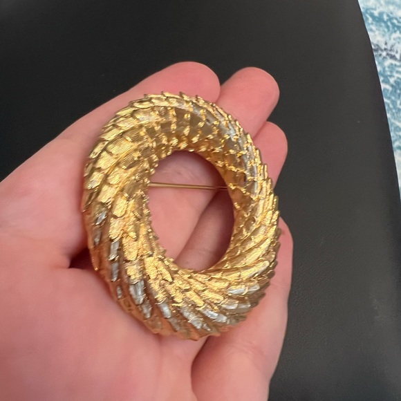 Vintage Brooch Monet Wreath Textured Circle Leaf Bark Overlapping Gold tone - Picture 5 of 12